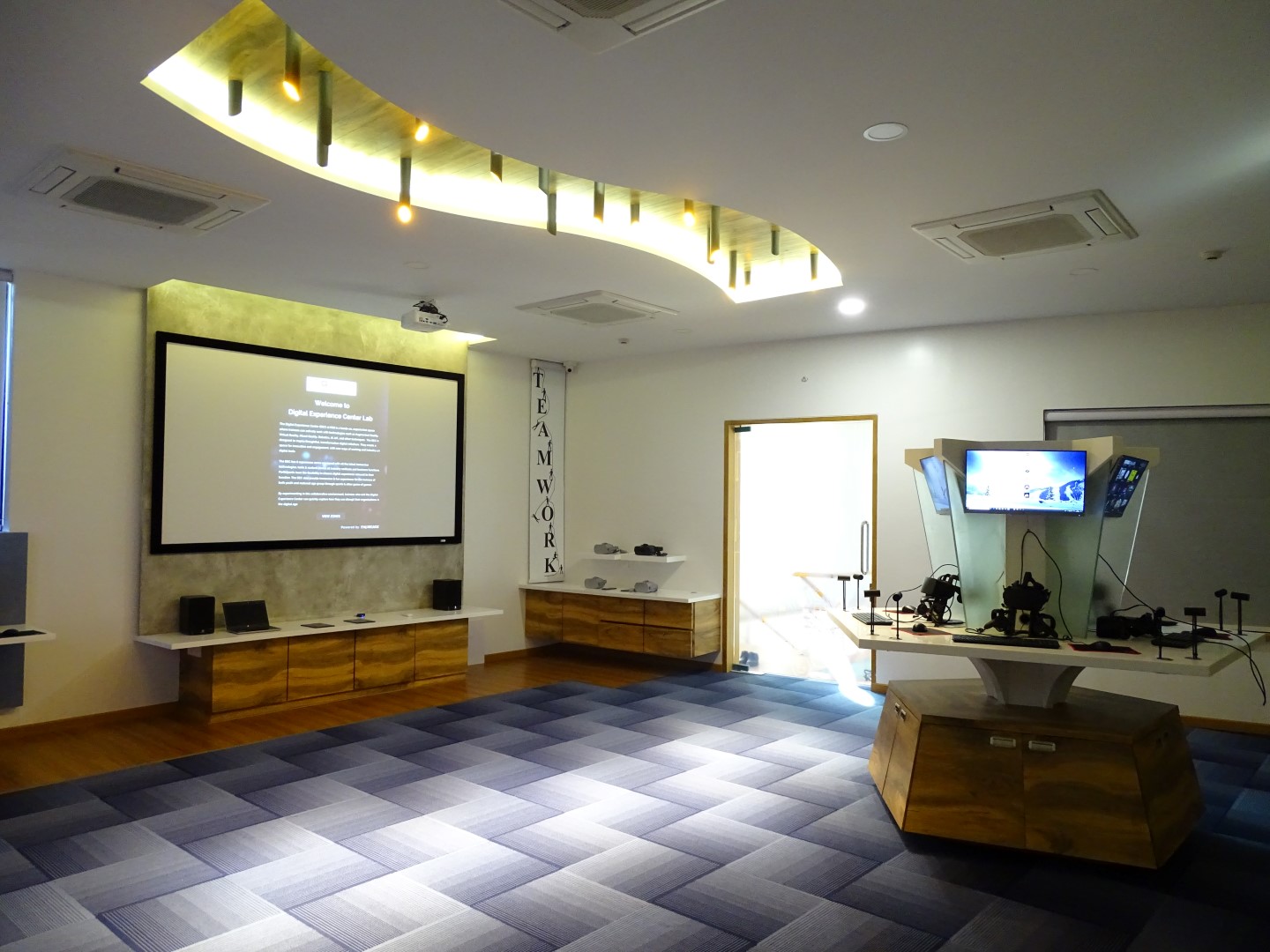 Digital Experience Center (DEC)